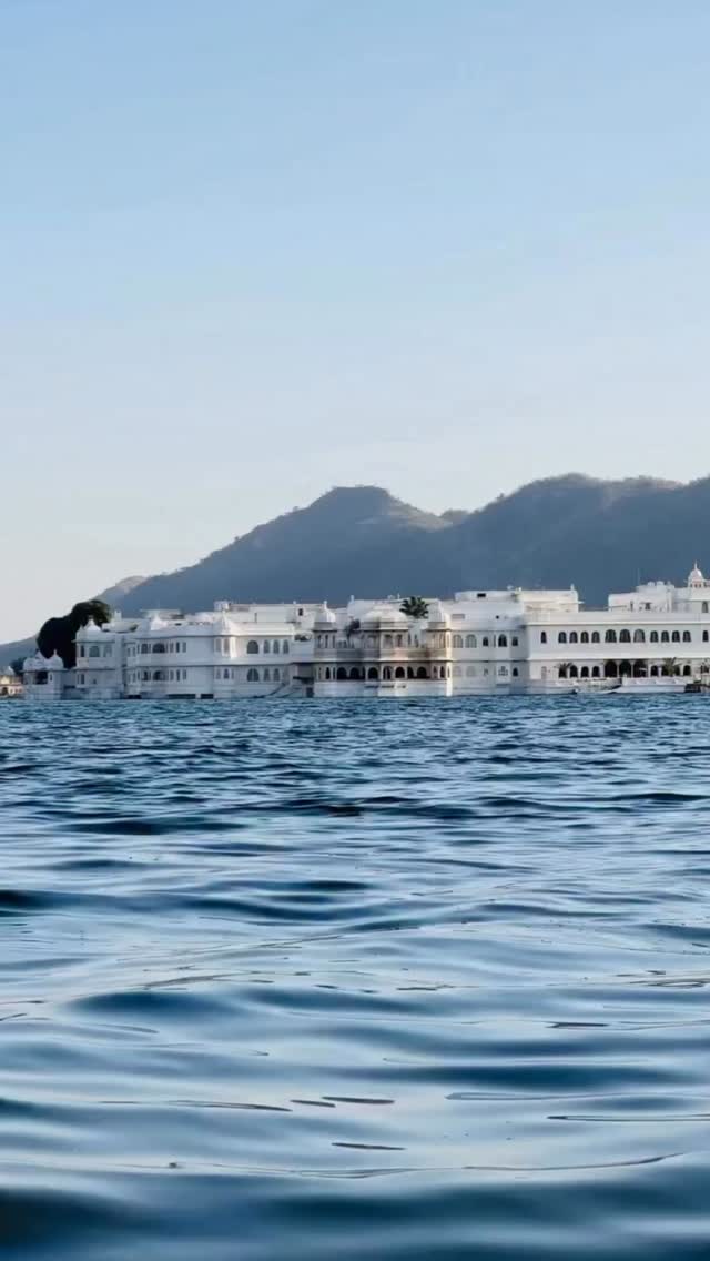 Private : Local Half Day City Tour Udaipur with Boat Ride at Lake Pichola