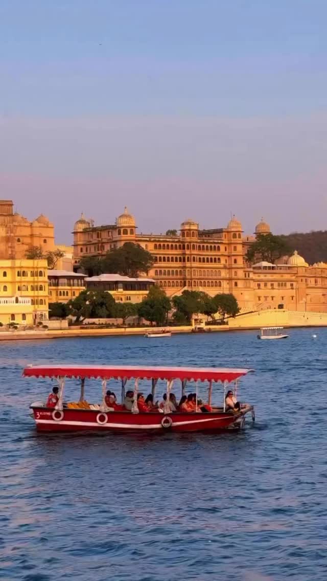 Private : Local Half Day City Tour Udaipur with Boat Ride at Lake Pichola